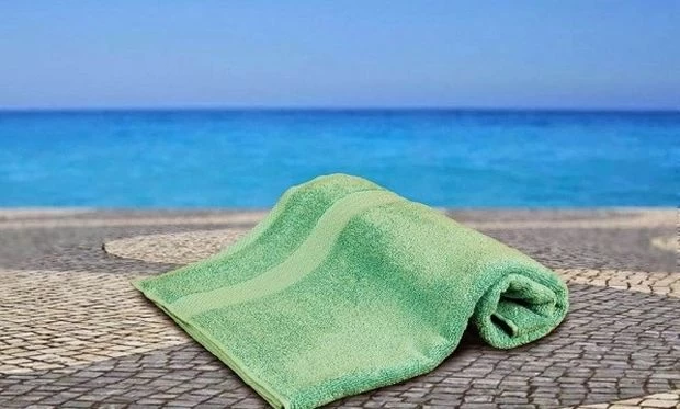 Αυτό είναι το κόλπο για να μοιάζουν οι πετσέτες για τη θάλασσα σαν καινούριες